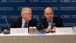 Giáo sư Carl Thayer (trái) tại Hội nghị Biển Ðông USCIS