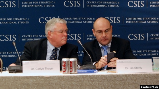 Giáo sư Carl Thayer (trái) tại một hội nghị về Biển Ðông tại Trung tâm Nghiên cứu Chiến lược và Quốc tế vào năm 2011. (Courtesy Photo)