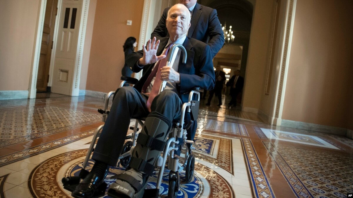 Senador McCain hospitalizado por efectos de tratamiento contra cáncer