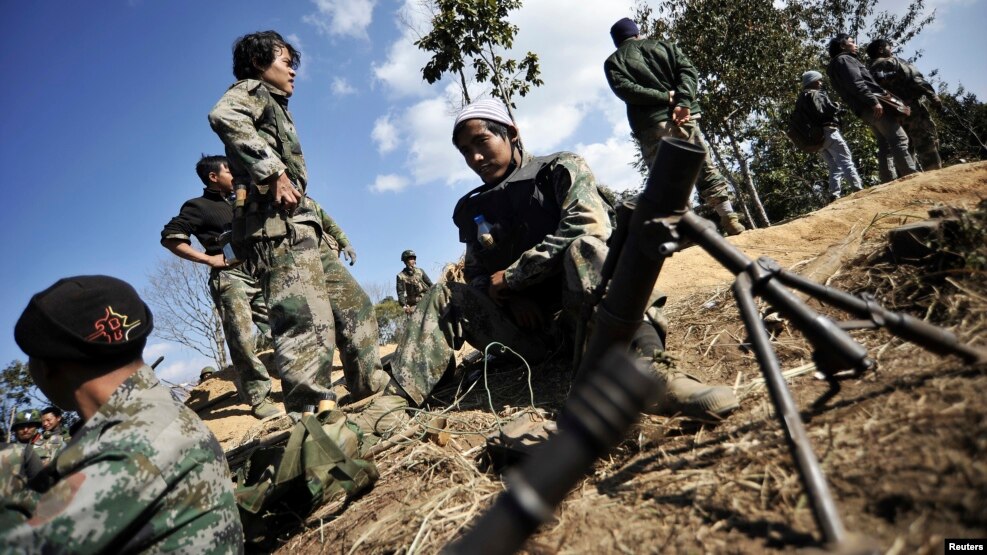 KIA ကခ်င္လက္နက္ကိုင္ တပ္ကို ေရွ႕တန္း စစ္မ်က္ႏွာတြင္ ေတြ႔ရစဥ္။ (ဇန္နဝါရီ ၂၂၊ ၂၀၁၃)