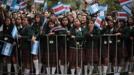 Escolares ondean banderas de los países centroamericanos, durante una reunión del SICA, en Guatemala, en marzo de 2012.