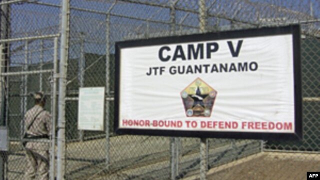 Guantanamo, i akuzuari pushon avokatin