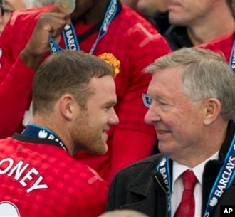 Manajer MU, Alex Ferguson (kanan) berbicara dengan penyerang MU Wayne Rooney dalam sebuah pertandingan di Stadiun Old Trafford, Manchester, England (12/5).