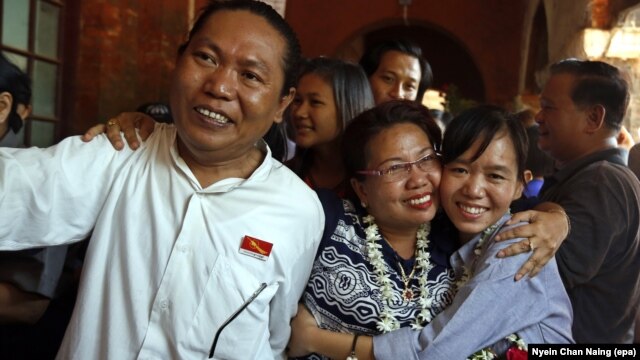 Lãnh tụ sinh viên Nanda Sit Aung (trái) và Phyo Phyo Aung (phải) được gia đình chào đón khi đến tòa án hôm 8/4/2016.