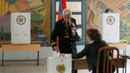 Cử tri đi bỏ phiếu tại một địa điểm bầu cử ở Yerevan, ngày 18/2/2013.