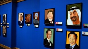 ျပပြဲမွာ မစၥတာ Bush ရဲ့  သမၼတသက္တမ္း ၂၀၀၁ ခုႏွစ္ ကေန ၂၀၀၉ခုႏွစ္အတြင္း သူလက္တြဲျပီးလုပ္ေဆာင္ခဲ့တဲ့ ကမ႓ာ့ေခါင္းေဆာင္ေတြရဲ့ ပံုတူေတြကို ေရးဆြဲ ထားတာ ျပသထားပါတယ္။ 