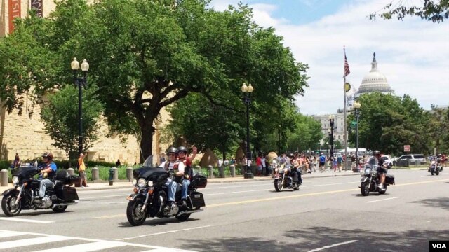 Participants in the Rolling Thunder annual motorcycle rally ride past the National Museum of the American Indian during the parade ahead of Memorial Day in Washington, May 29, 2016. (S. Verma/VOA)