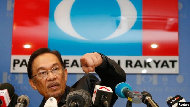 Malaysia's opposition leader Anwar Ibrahim gestures during a news conference at his party's headquarters in Petaling Jaya, outside Kuala Lumpur, May 7, 2013. 