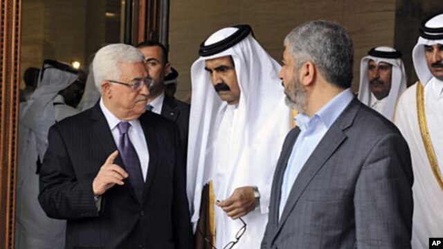Palestinian President Mahmoud Abbas, Qatar's Emir Sheikh Hamad bin Khalifa al-Thani and Hamas leader Khaled Meshaal (L-R) walk together in Doha, February 6, 2012