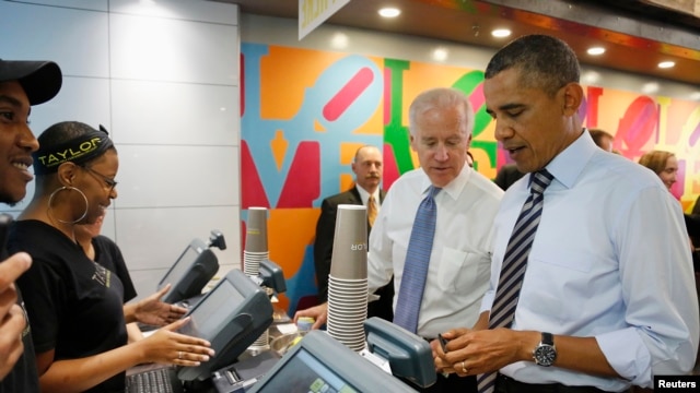 Tổng thống Obama và Phó Tổng thống Joe Biden mua thức ăn trưa tại một cửa hiệu bán bánh mì gần Tòa Bạch Ốc, 4/10/13