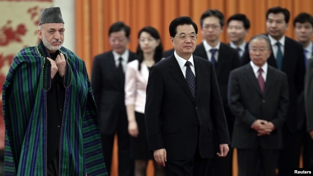 Chinese President Hu Jintao and his Afghan counterpart Hamid Karzai (L) attend a welcoming ceremony at the Great Hall of the People in Beijing June 8, 2012.