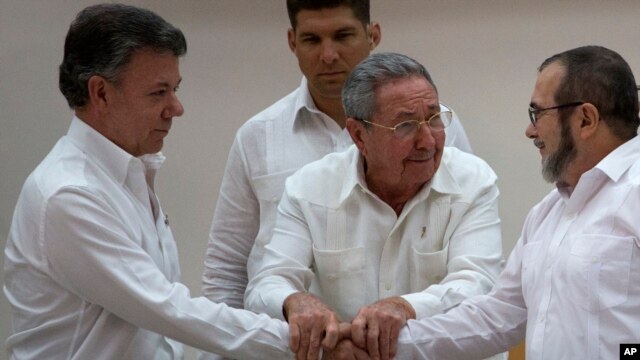 Los presidentes de Colombia y Cuba celebran el acuerdo junto al líder de las Farc en La Habana