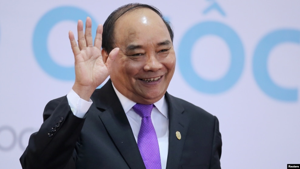 Ông Phúc vẫy tay chào sau khi tham dự một cuộc họp báo về Hội nghị thượng đỉnh các nước Campuchia, Lào, Myanmar, Việt Nam lần thứ 8 ở Hà Nội hôm 26/10.