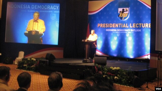 Presiden RI Susilo Bambang Yudhoyono dalam acara "Presidential Lecture: Indonesia Democracy Outlook" di Jakarta, 15 January 2013 (Photo: VOA/ Andylala)