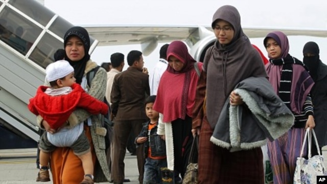 Indonesians, who were evacuated from Egypt, arrive at the Sukarno-Hatta airport in Jakarta, February 2, 2011