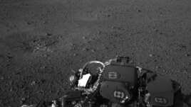 La superficie marciana es vista por una cámara a bordo del Curiosity.