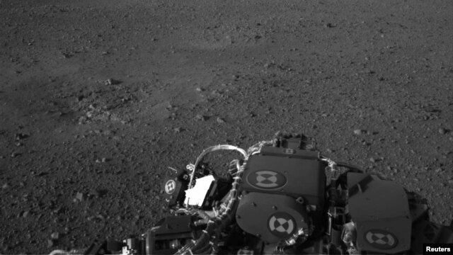 La superficie marciana es vista por una cámara a bordo del Curiosity.