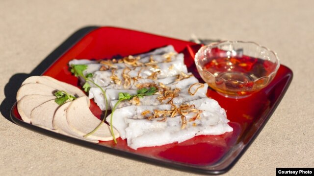 Bánh cuốn và giò được chị Dương chế biến thành công sau vài lần tự tìm hiểu cách làm và thử nghiệm.