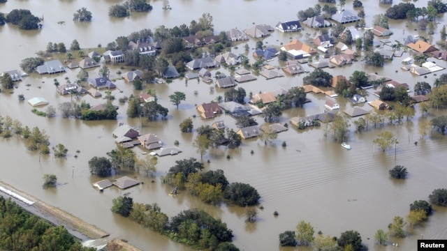 Casas parcialmente sumergidas tras las inundaciones que causó el Huracan Isaac a su paso por Braithwaite, Luisiana.