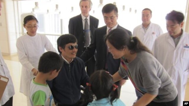 Chen Guangcheng llegó al hospital acompañado por el embajador de Estados Unidos en Bejing, Gary Locke.