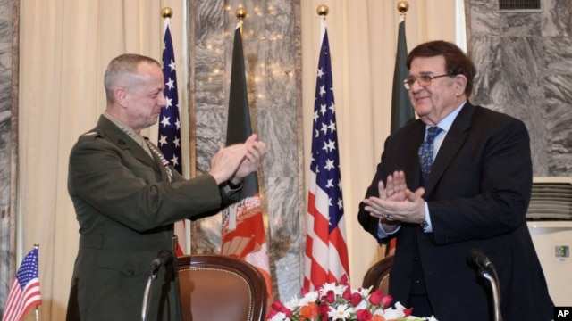 El General John Allen y el ministro de defensa afgano, General Abdul Rahim Wardak, tras la firma del acuerdo.