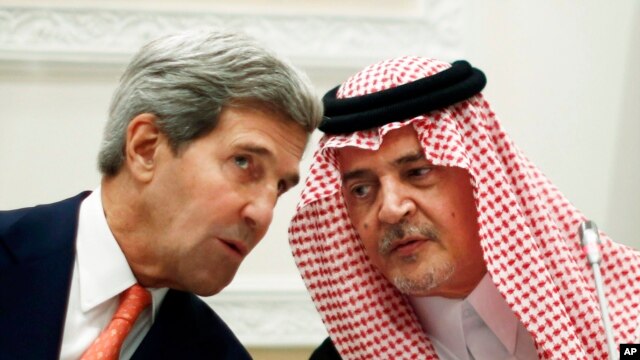 Ngoại trưởng Mỹ John Kerry nói chuyện với Bộ trưởng Ngoại giao Ả Rập Saudi, Hoàng tử Saud al-Faisal, tại Riyadh, ngày 4/11/2013.