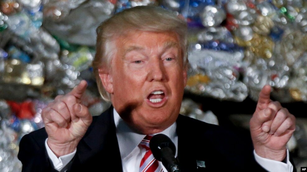 Ứng viên tổng thống của đảng Cộng hòa Donald Trump phát biểu trong chiến dịch vận động tranh cử tại Monessen, Pennsylvania, ngày 28/6/2016. 