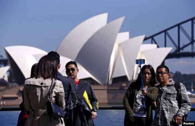 Du khách Trung Quốc chụp hình trước của Nhà hát opera Sydney ở Australia.