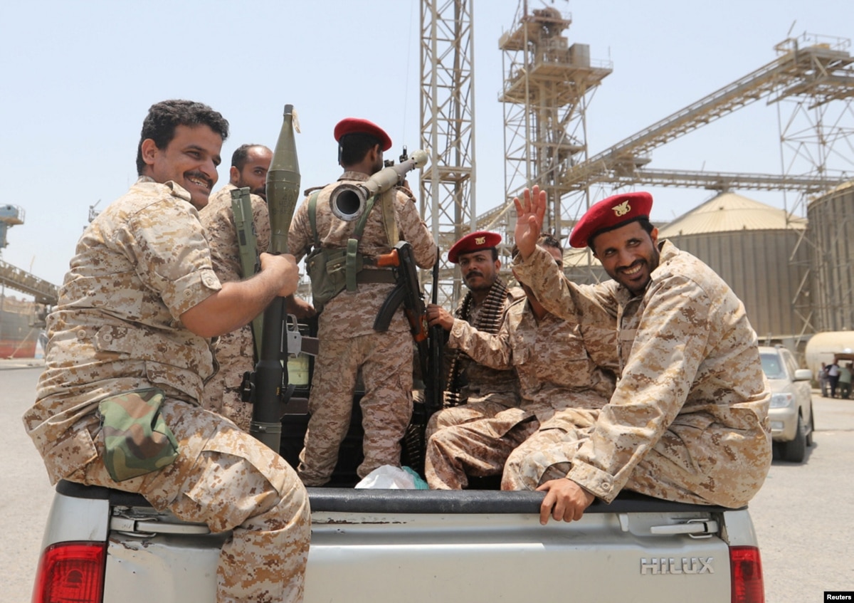 Rebeldes yemeníes se adjudican ataque a arsenal saudí en medio de tensión EE.UU.-Irán