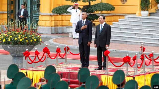 Tổng thống Barack Obama (trái) và Chủ tịch nước Trần Đại Quang (phải) duyệt đội danh dự tại Phủ Chủ tịch, Hà Nội, Việt Nam, ngày 23 tháng 5 năm 2016.