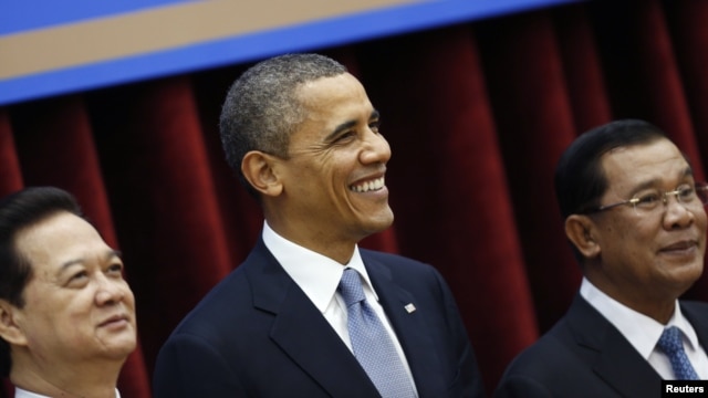 Tổng thống Mỹ Barack Obama chụp hình lưu niệm với Thủ tướng Việt Nam Nguyễn Tấn Dũng và Thủ tướng Campuchia Hun Sen tại Cung Hòa bình ở Phnom Penh, ngày 19/11/2012.