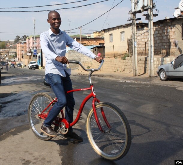 Jeffrey Mulaudzi says his mission is to facilitate interaction between foreign visitors and Alexandra residents, to prove that the area isn't as dangerous as people think. (D. Taylor/VOA)