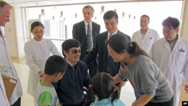5月1号，陈光诚和家人在北京一家医院团聚，骆家辉大使也在场。