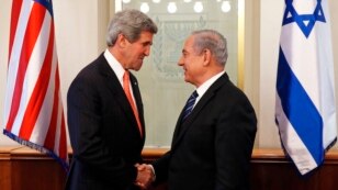 U.S. Secretary of State John Kerry (L) meets with Israeli Prime Minster Benjamin Netanyahu in Jerusalem, May 23, 2013.