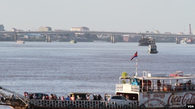 Một chiếc phà chở khách và xe ô tô trên sông Tonle Sap vào ngày đầu tiên của lễ hội nước hàng năm. Chính phủ Campuchia hủy bỏ đua thuyền một lần nữa trong năm nay với lý do mực nước các con sông quá thấp.