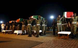 Members of the Kenya Defense Forces carry caskets of their comrades serving in the African Union Mission in Somalia (AMISOM), who were killed during an attack last week on a military base in the west of Somalia near the Kenyan border by Somalia's al-Shabab.