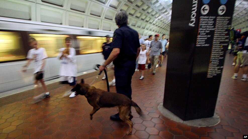 El sospechoso trabaja como policía en el metro de Washington.