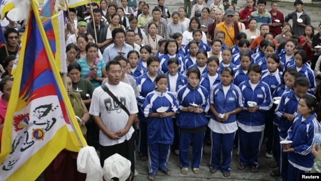 Học sinh Tây Tạng hát quốc ca (Ảnh tư liệu - REUTERS/Shruti Shrestha).