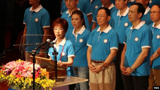 国民党总统候选人洪秀柱发表演讲(右一 为党主席朱立伦 美国之音杨明拍摄)