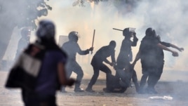 Cảnh sát chống bạo động Ai Cập bắt giữ người biểu tình tại Quảng trường Tahrir, ngày 27/11/2012.