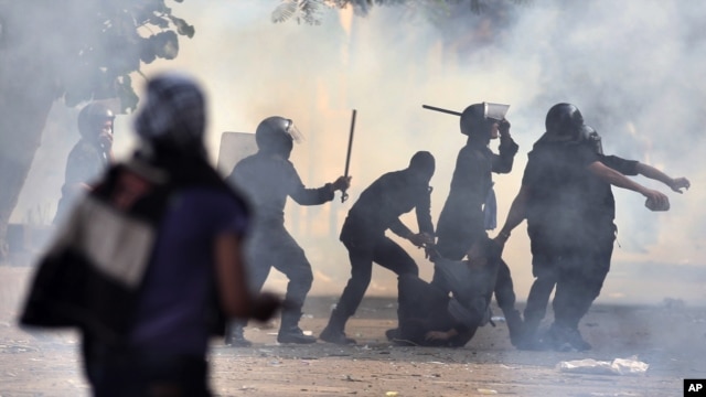 Cảnh sát chống bạo động Ai Cập bắt giữ người biểu tình tại Quảng trường Tahrir, ngày 27/11/2012.