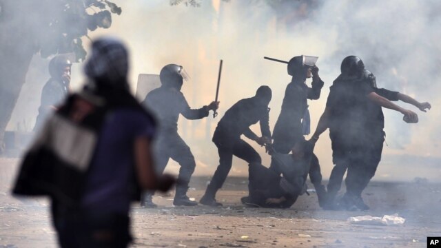 Dakarun tsaron Misra sun kama wani dan zanga-zanga lokacin arangama a kusa da dandalin Tahrir a al-Qahira, Talata 27 Nuwamba 2012. 