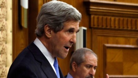 Menlu AS John Kerry berbicara pada pertemuan di Amman, Yordania hari Rabu (22/5). Kerry  menyerukan Presiden Assad agar berkomitmen pada upaya perdamaian.