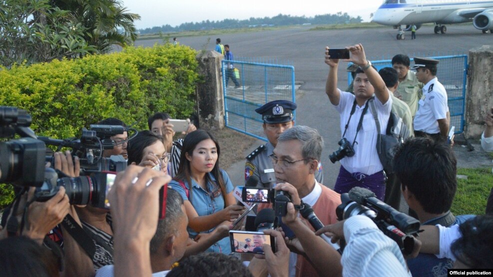 ႏိုင္ငံတကာသံအဖြဲ႔ကို စစ္ေတြေလဆိပ္ လုိက္ပို႔တဲ့ ရခိုင္ဝန္ႀကီးခ်ဳပ္ဦးညီပုကို သတင္းသမားမ်ားေမးျမန္းစဥ္။ ( ႏိုဝင္ဘာ ၃၊ ၂၀၁၆)