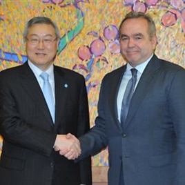 South Korean Foreign Minister Kim Sung-Hwan, left, shakes hand with U.S. Assistant Secretary of State for East Asian and Pacific Affairs Kurt Campbell before their meeting at the Foreign Ministry in Seoul on Thursday Jan. 5, 2012. (AP Photo/ Kim Jae-hwan