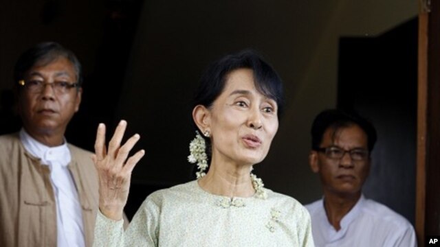 Burmese pro-democracy leader Aung San Suu Kyi talks to reporters in Rangoon (file photo)