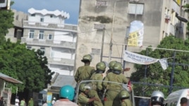 Polisi wakipiga doria katikia mitaa ya Zanzibar