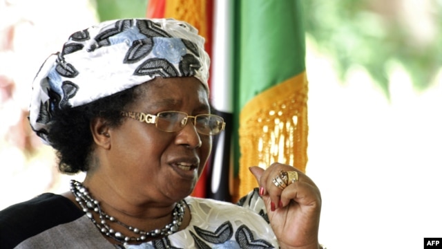 Malawi's new President Joyce Banda gives a press conference in Lilongwe, April 10, 2012.