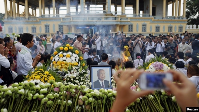 Mourners gather to pay respects to the late former Cambodian King Norodom Sihanouk in front of the Royal Palace in Phnom Penh, October 16, 2012. 