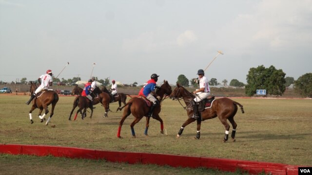 In polo, riders move at speeds of up to 65 kilometers per hour. (C. Nwankwo/VOA)